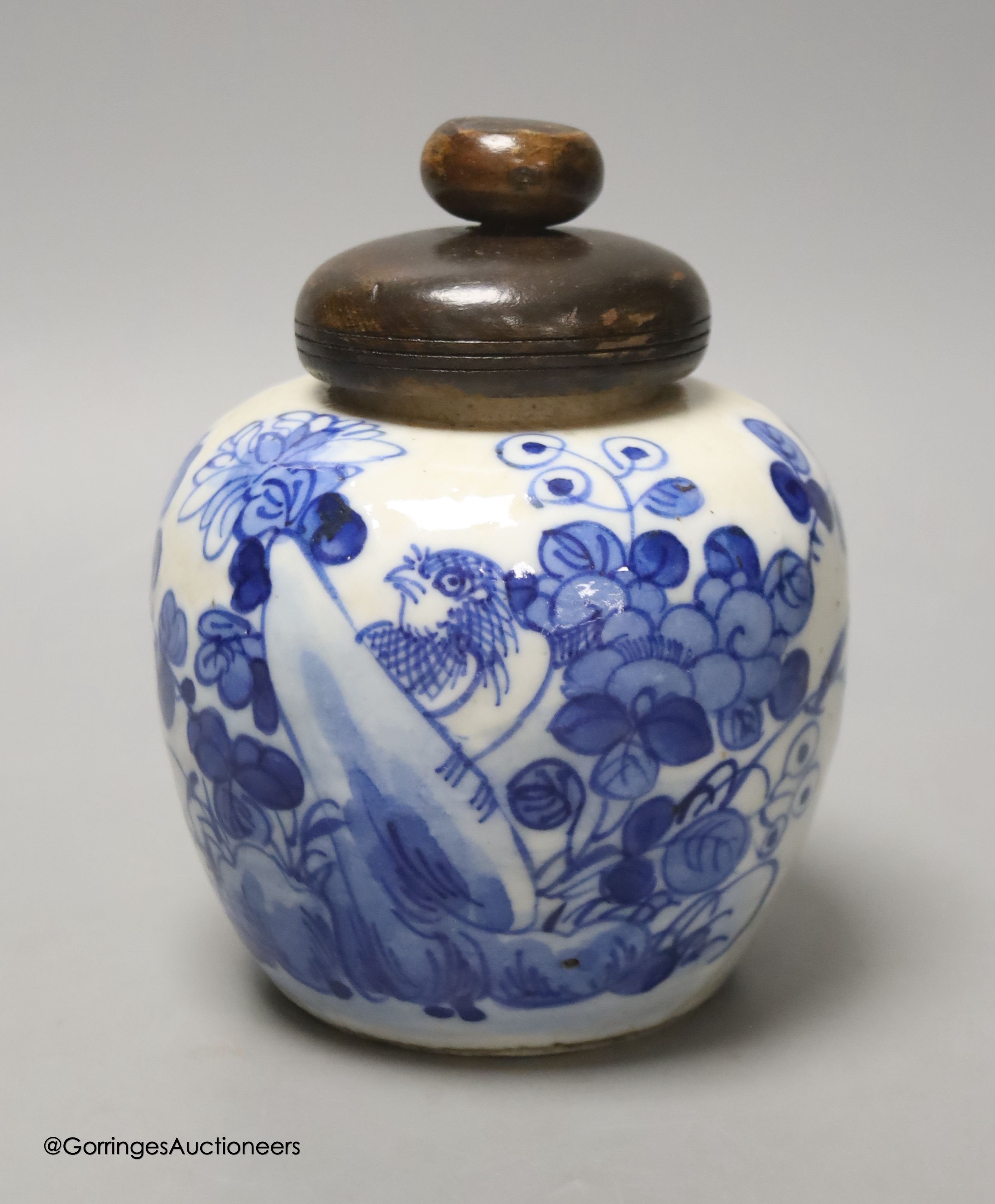 A Chinese blue and white crackle glaze jar and cover, early 20th century, height 12cm (excluding cover)